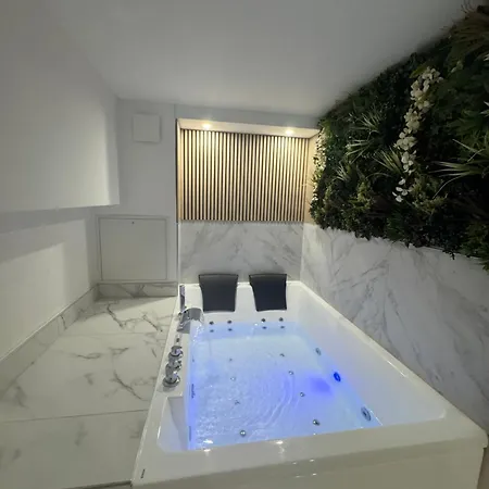Luxury With Jacuzzi דירה